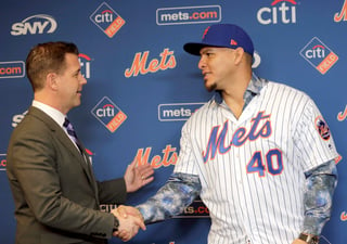 El gerente general de los Mets de Nueva York, Brodie Van Wagenen, estrecha la mano del receptor Wilson Ramos durante la presentación del cátcher venezolano, que firmó por dos años con la novena neoyorquina.