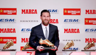 El delantero argentino del Barcelona 'Leo' Messi posa tras recibir su quinta Bota de Oro como máximo goleador de las ligas nacionales, lo que le ha convertido en el futbolista más laureado en la historia del galardón.