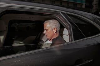 José Mourinho abandonaba ayer el hotel Lowry en Manchester, Inglaterra, en el día de su destitución como técnico de los 'Devil Reds'.
