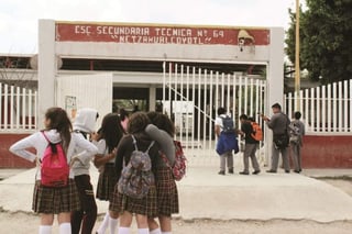 El maestro, identificado sólo como “Juan Manuel” quien imparte clases de español en la escuela secundaria número 64 de Ciudad Frontera, fue acusado ante la dirección del plantel. 