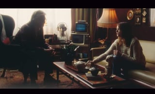 En el clip dirigido por Brantley Guitierrez y Ryan Heffington aparece Stone como una mujer que busca ayuda médica de forma desesperada, hasta que llega al consultorio de un “meteorólogo hipnotizador conductual”, interpretado por McCartney. (ESPECIAL)