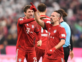 Franck Ribery (d) celebra con su compañero Thomas Mueller tras marcar el único gol del juego en la victoria sobre Leipzig.