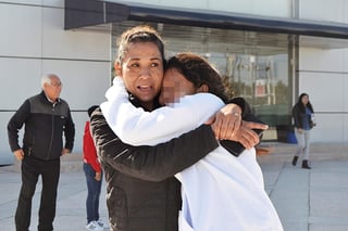 Contentas. Madre e hija se abrazan después de que la joven saliera en libertad condicionada. (EL SIGLO DE TORREÓN)