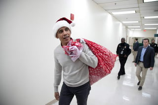 El expresidente se convirtió en Santa Claus y visitó a niños en un hospital. (EFE)