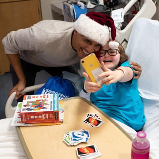 Sorpresa. El expresidente Barack Obama entregó regalos a niños enfermos. (EFE)