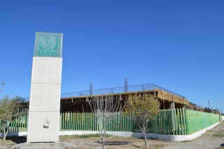 Anuncio. A un costado de la UMAA No. 90 del ejido La Joya de Torreón es donde se construye el nuevo edificio del IMSS. (EL SIGLO DE TORREÓN)