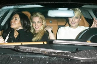 Paris Hilton reveló la historia detrás de la fotografía en la que aparece junto a Lindsay Lohan y Britney Spears en un auto deportivo. (ESPECIAL)