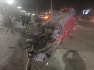 Accidente. El vehículo Peugeot con placas de Coahuila terminó completamente destrozado, sin embrago, el conductor resultó ileso. (EL SIGLO DE TORREÓN)