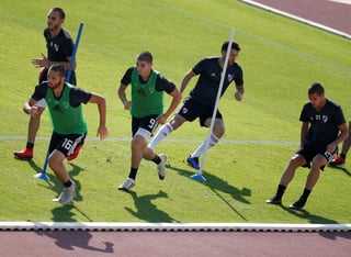 Kevin Sibille (izq.), y Cristian Ferreira (dcha.) participan en un entrenamiento del equipo en el Estadio del Club de Oficiales en Abu Dabi. (ARCHIVO)