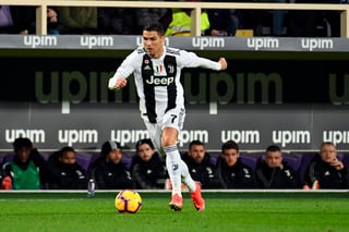 El jugador de la Juventus Cristiano Ronaldo durante un partido de la Serie A italiana contra la Fiorentina, en Florencia. (ARCHIVO)