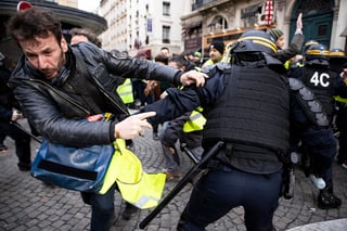 Reacción. Ayer más de mil doscientos granaderos fueron desplegados en la capital francesa.