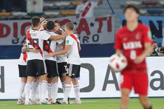 Los jugadores de River Plate festejan tras anotar un gol ante el Kashima Antlers.