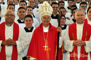 El obispo de la Diócesis de Torreón, Luis Martín Barraza (c), envió un mensaje a la comunidad con motivo de la Navidad