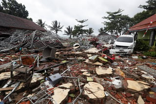Destrucción. La ola gigante que golpeó en el estrecho de Sonda, entre las islas de Sumatra y Java, el sábado por la noche, también provocó 11,687 desplazados y dañó 611 viviendas, 69 hoteles, 60 tiendas y 420 barcos. (EFE)