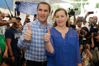 La gobernadora de Puebla, Martha Erika Alonso, y su esposo, el senador panista Rafael Moreno Valle, perdieron la vida esta tarde al desplomarse la aeronave en que viajaban. (ARCHIVO)