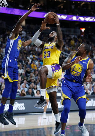 Ahora con el uniforme de los Lakers, LeBron James (c) se volverá a enfrentar a los Warriors de Golden State.