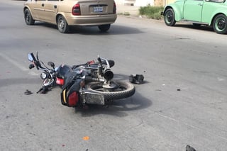 Percance. La motocicleta Italika se impactó contra un vehículo sedán que realizó un corte de circulación. (EL SIGLO DE TORREÓN)
