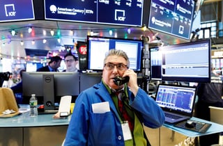 Todos los indicadores bajaron más de un 2% y el S&P 500 finalmente se quedó al borde del mercado bajista en una jornada de media sesión en la peor Nochebuena que se recuerda en Wall Street. (ARCHIVO)