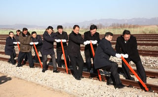 La ceremonia se inició en la Estación de Panmun, en la ciudad fronteriza norcoreana de Kaesong, con la participación de funcionarios de alto rango de ambas Coreas. (EFE)