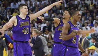Los jugadores de los Lakers de Los Ángeles se motivaron y pasaron por encima de los Warriors en su visita a Golden State. (Especial)