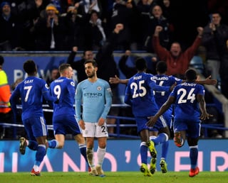 Los jugadores del Leicester City festejan tras ganarle al siempre favorito Manchester City de Pep Guardiola.
