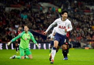 Heung-Min Son vence al arquero del Bournemouth, Asmir Begovic, para marcar uno de los cinco goles con los que ganó Tottenham.