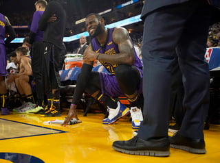La sensación inicial en el vestuario de los Lakers fue positiva y optimista después de que James sufriera la lesión durante el tercer cuarto del partido ante los actuales campeones de liga. (ARCHIVO)