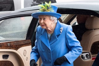 La reina de 92 años de edad, la más longeva del mundo y con 66 años en el trono, se distingue por sus trajes coordinados, sombreros decorados con una flor, guantes y bolso de mano. (ARCHIVO)