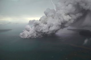 El portavoz de la Agencia Nacional de Gestión de Desastres (BNPB), Sutopo Purwo Nugroho, indicó que la alerta ha pasado del nivel 2 al 3 en una escala de 4 y que el radio de exclusión alrededor del volcán ha sido extendido de 2 a 5 kilómetros. (ARCHIVO)