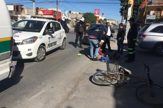 Atención. El personal de la Cruz Verde acudió al lugar para atender al ciclista lesionado. (EL SIGLO DE TORREÓN)
