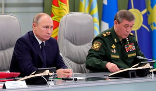Estrategia. El presidente ruso Vladimir Putin (Izq.) presidió el ensayo del Avangard desde el Centro Nacional de Mando. (AP)