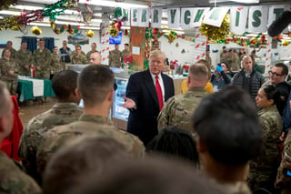 Trump, en su primera visita presidencial a los soldados en la región en conflicto, dijo el miércoles que no tenía planes para retirar a los 5,200 elementos de Estados Unidos en el país. (AP)