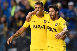 El colombiano Cardona (i) festeja un gol junto a Pablo Pérez, capitán de Boca Juniors. (Jam Media)