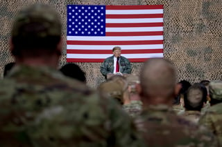Base. Trump, en su visita a soldados de EU en Irak, dijo que no tenía planes para retirarlos. (AP)