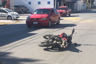 Choque. Dos motocicletas se impactaron en la colonia Los Ángeles de Torreón. (EL SIGLO DE TORREÓN)