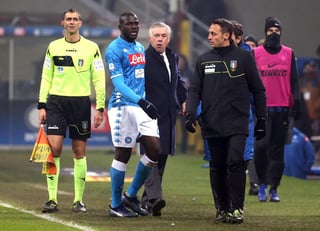 Kalidou Koulibaly, del Napoli, abandona el terreno de juego tras ser expulsado durante el partido de liga entre el Inter y el Napoli que se juega hoy en el estadio Giuseppe Meazza de Milán, el miércoles pasado. (ARCHIVO)
