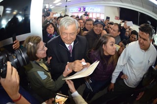 Como 'rockstar'. El presidente de México fue recibido con júbilo por parte de sus simpatizantes. (FERNANDO COMPEÁN)