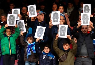 Aficionados del Napoli mostraron fotos de Kalidou Koulibaly en la tribuna luego de que el jugador sufriera actos de racismo.