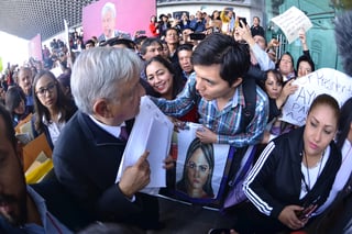 Atención. Grupo Vida de Torreón se plantó ayer al exterior del Teatro Nazas de Torreón para entregar el oficio a López Obrador.