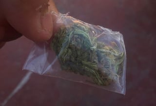 Se le aseguraron 14 envoltorios de plástico que en su interior contenían yerba verde y seca con las características similares de la marihuana. (EL SIGLO COAHUILA) 