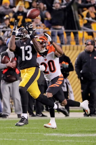 El receptor de Steelers, James Washington, realiza una atrapada en el juego. (AP)