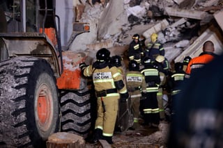 Centenares de socorristas buscaban sobrevivientes entre los escombros en medio de temperaturas gélidas. (AP)