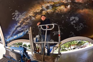 Mitológico. Este es el mural de las constelaciones que se ubica en la Plaza del Eco de la colonia Ampliación Los Ángeles. (ERNESTO RAMÍREZ)
