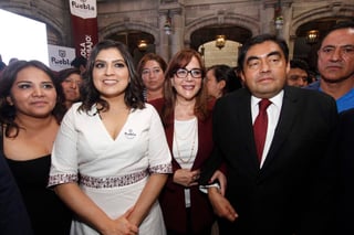 La presidenta nacional de Morena, Yeidckol Polevnsky Gurwitz, señaló que Miguel Barbosa repetirá como el candidato a la gubernatura del estado de Puebla en la elección extraordinaria. (ARCHIVO)