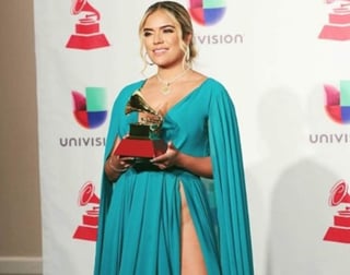La cantante de 26 años aparece en una cama junto a su pareja, el cantante urbano originario de Puerto Rico, Anuel AA. (ESPECIAL)