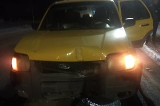 Accidente. Una camioneta Ford Escape se impactó contra el poste de una luminaria frente al fraccionamiento Los Viñedos.