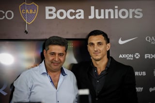 El presidente de Boca Juniors, Daniel Angelici (i), posa con el exjugador Nicolás Burdisso, durante su presentación como director deportivo.
