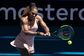 Serena Williams venció a Maria Sakkari en la Copa Hopman, pero después perdió el punto de dobles mixtos ante Grecia. La estadounidense se medirá hoy a Roger Federer en duelo de dobles.