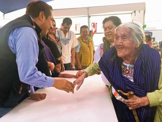 Reconocimiento. María Salud Ramírez Caballero, de 105 años, fue nombrada embajadora de los artesanos de su región.