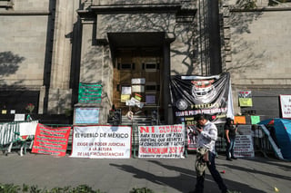 Protestas. Un plantón que bloquea la puerta de la sede de la Suprema Corte de Justicia de la Nación (SCJN). (EL UNIVERSAL)